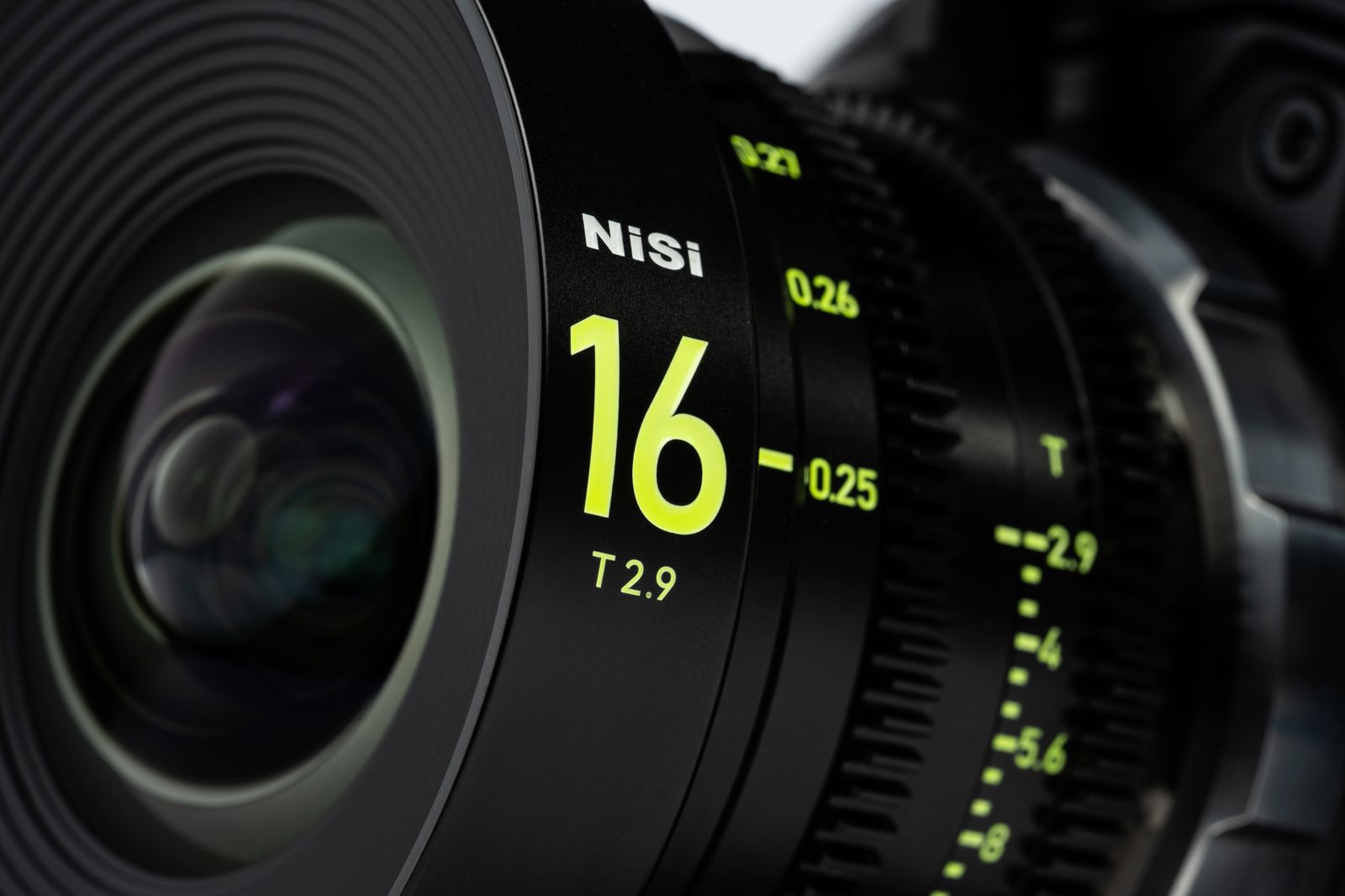 Detailansicht des NiSi 65mm Prime 16mm T2.9 mit Fokus- und Blendenring im Nahbereich
