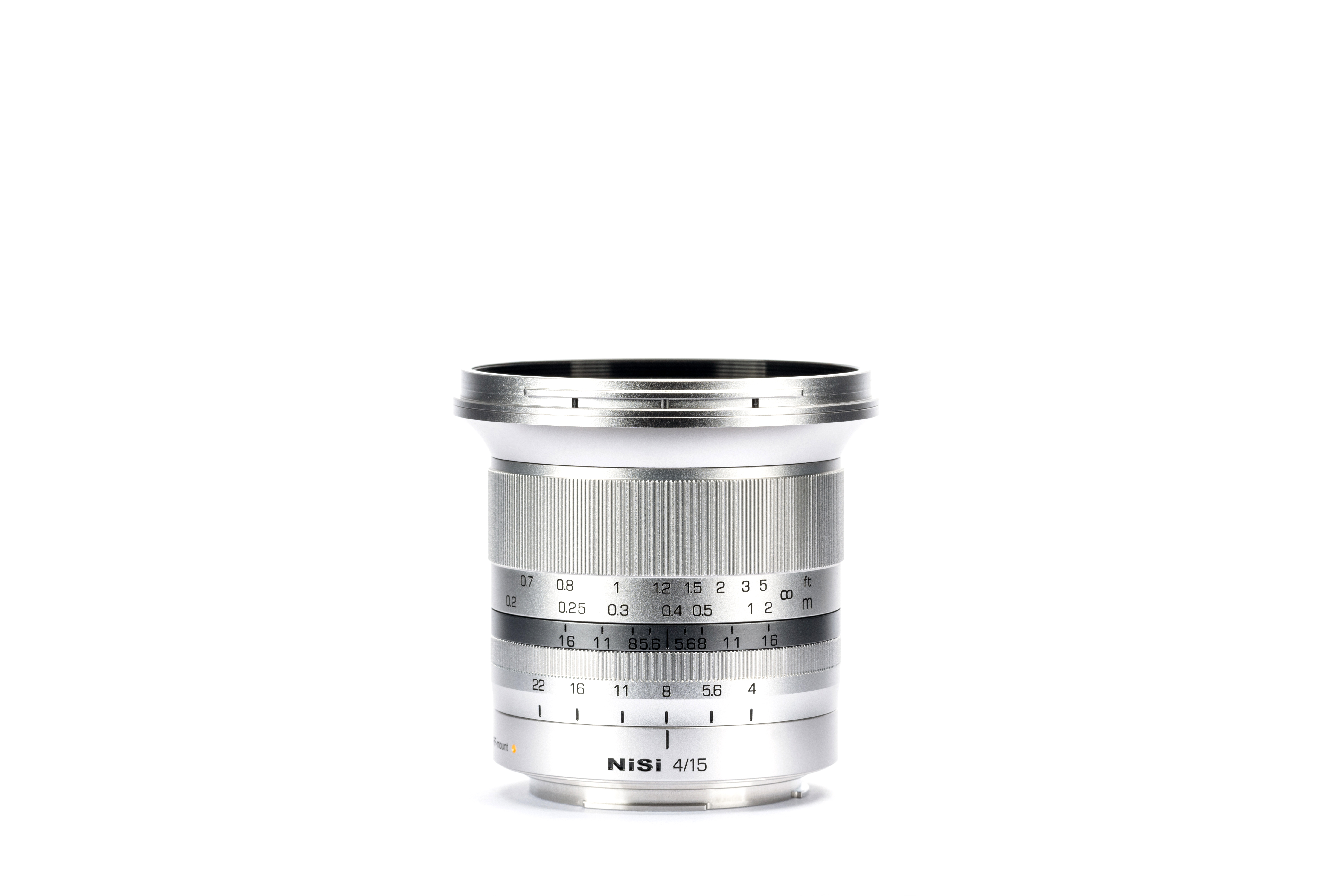 NiSi 15mm F4.0 in Silber Frontalansicht ohne Sonnenblende