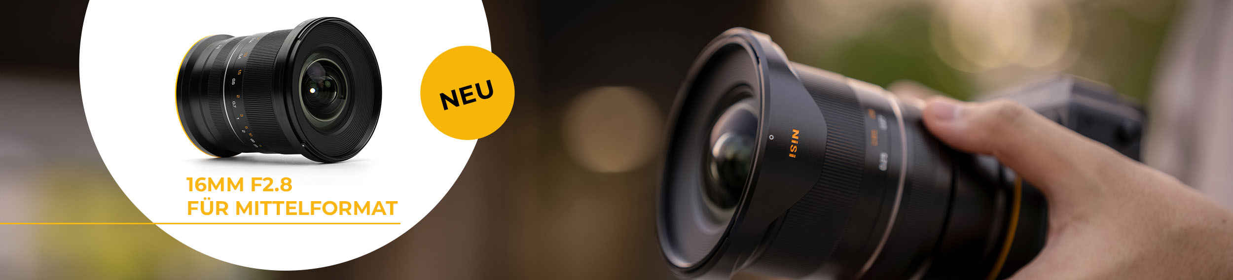 Neu: NiSi 16mm F2.8 Weitwinkelobjektiv für Mittelformat, Produktbild und Objektiv an der Kamera in der Hand