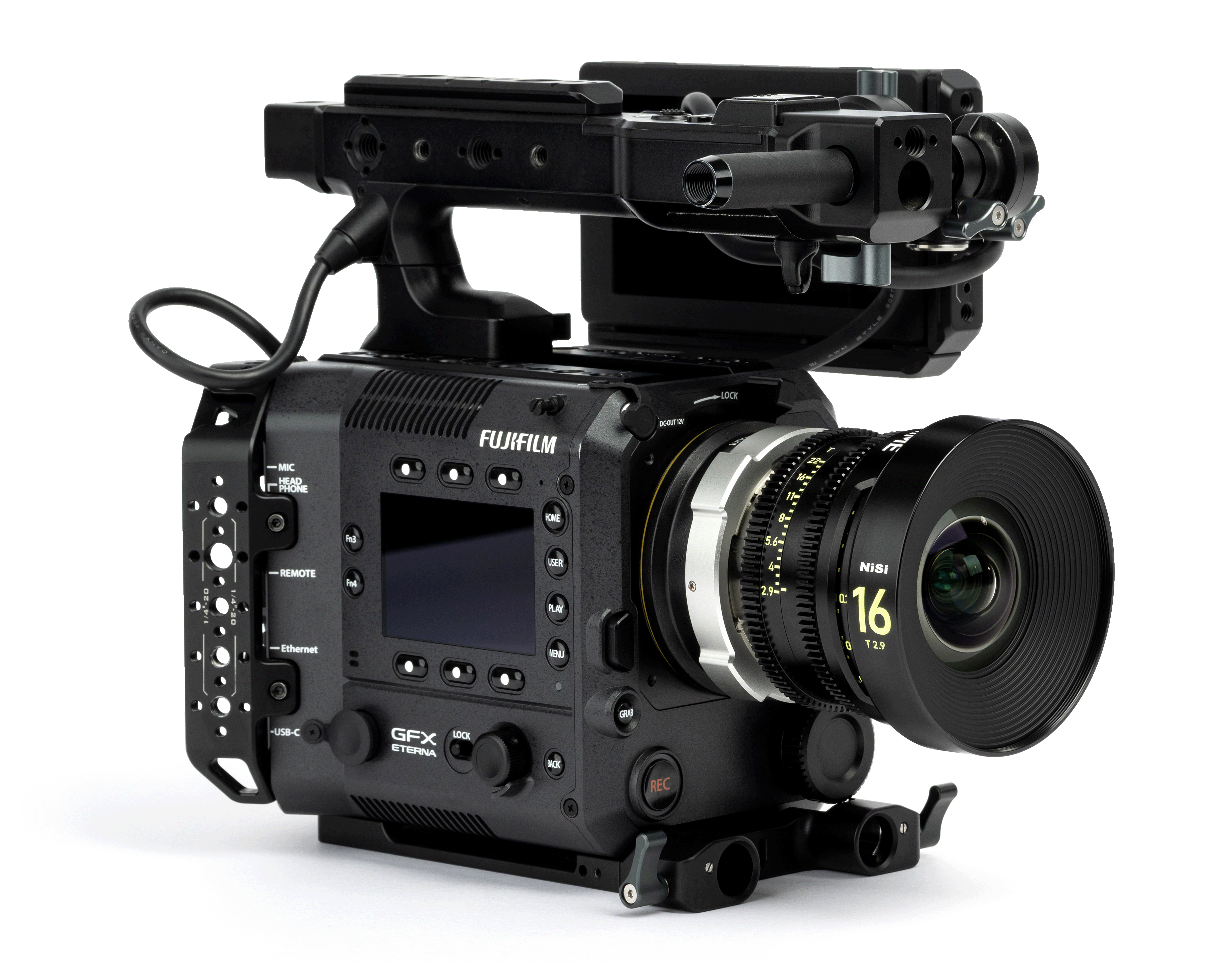 NiSi 65mm Prime 16mm T2.9 Cine-Objektiv an Fujifilm GFX Eterna Kamera im Rig-Aufbau