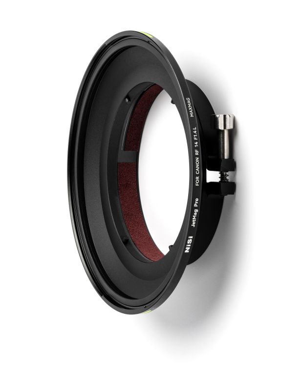 NiSi JetMag Pro Adapterring MAXMAG für Canon RF 14mm in schräger Vorderansicht mit Magnethalterung