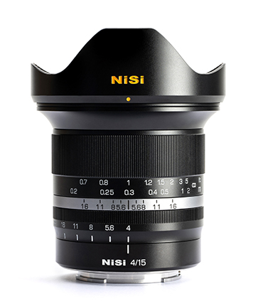 NiSi 15mm F4 Sunstar Objektiv mit montierter Gegenlichtblende