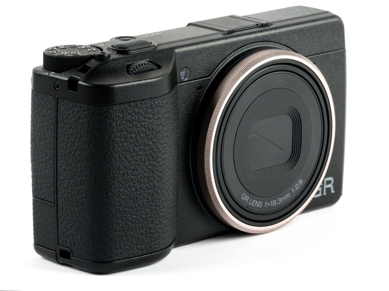 NiSi Ring Cap Kit für Ricoh GR IV, Ringkappe in Titangrau an der Kamera montiert, schräge Frontansicht