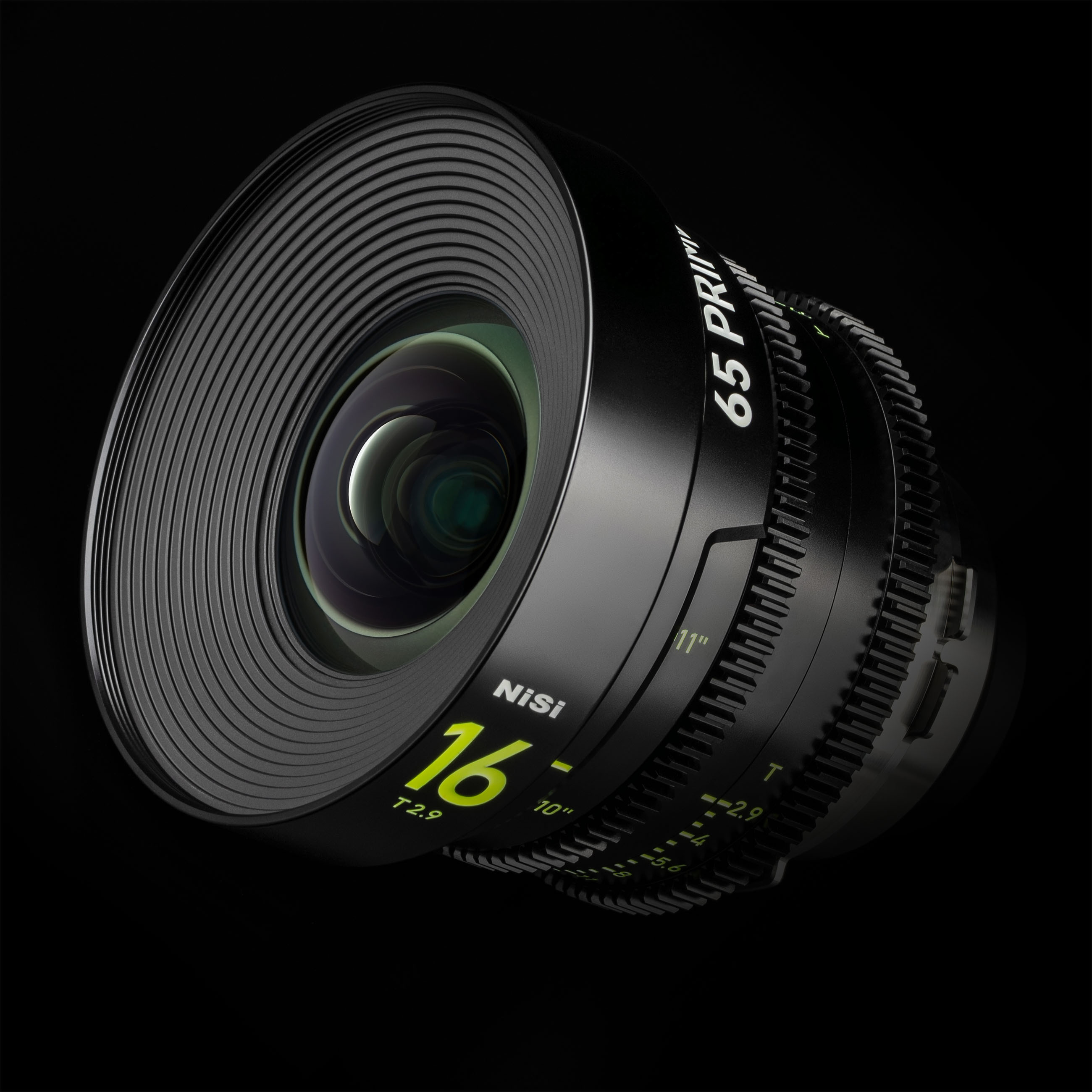NiSi 65mm Prime 16mm T2.9 Cine-Objektiv als freigestelltes Produktrender in Schrägansicht