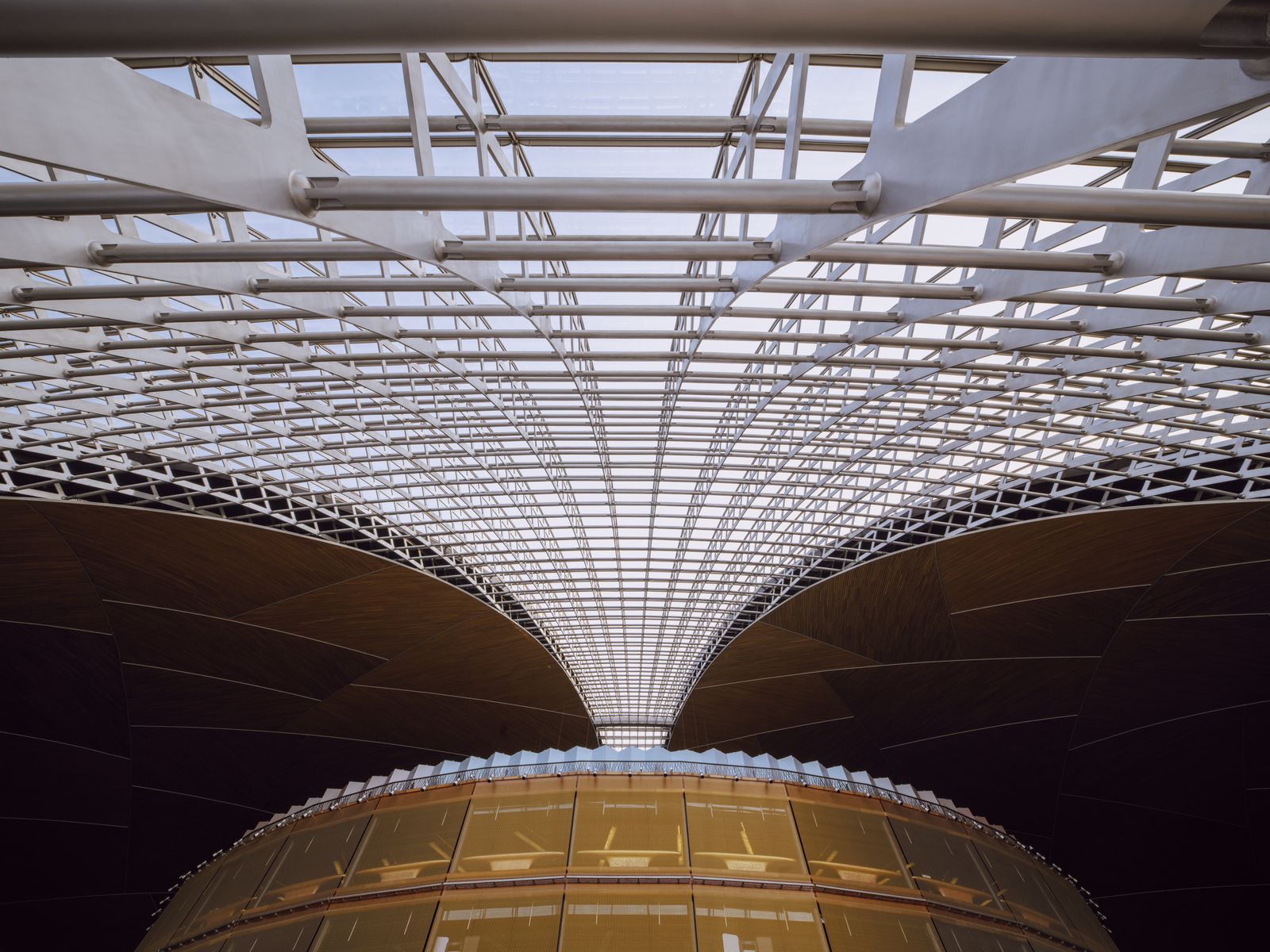 Architekturaufnahme mit NiSi 65mm Prime 16mm T2.9 und symmetrischer Glasdachstruktur