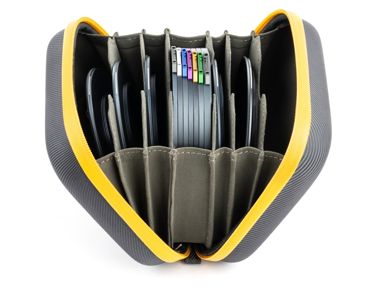 NiSi JetMag Pro Caddy Tasche  geöffnet mit JetMag Pro Filtern im Mittelfach, Ansicht von der Seite