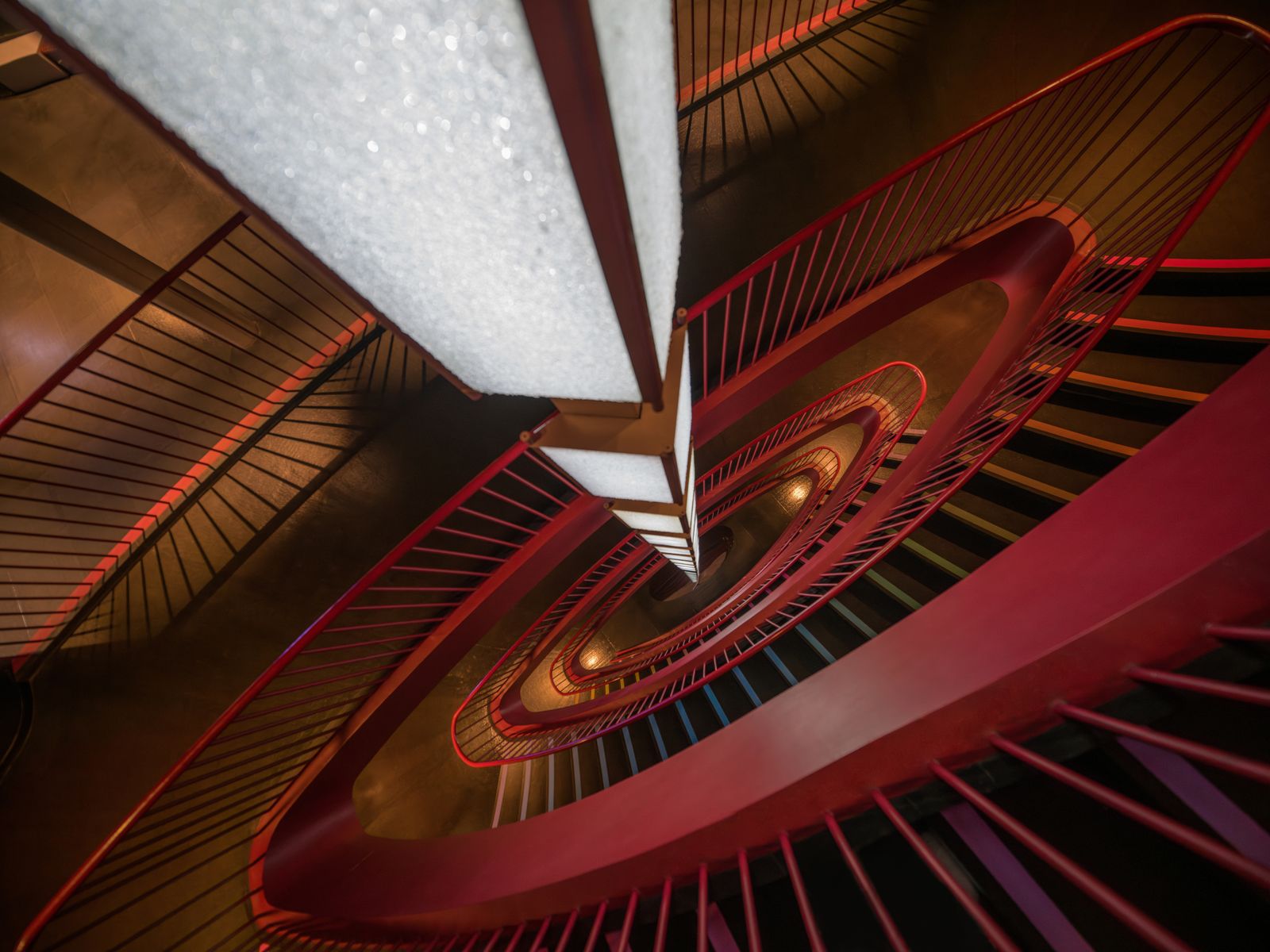 Spiralfoyer mit roten Treppen aufgenommen mit NiSi 65mm Prime 16mm T2.9 Cine-Objektiv