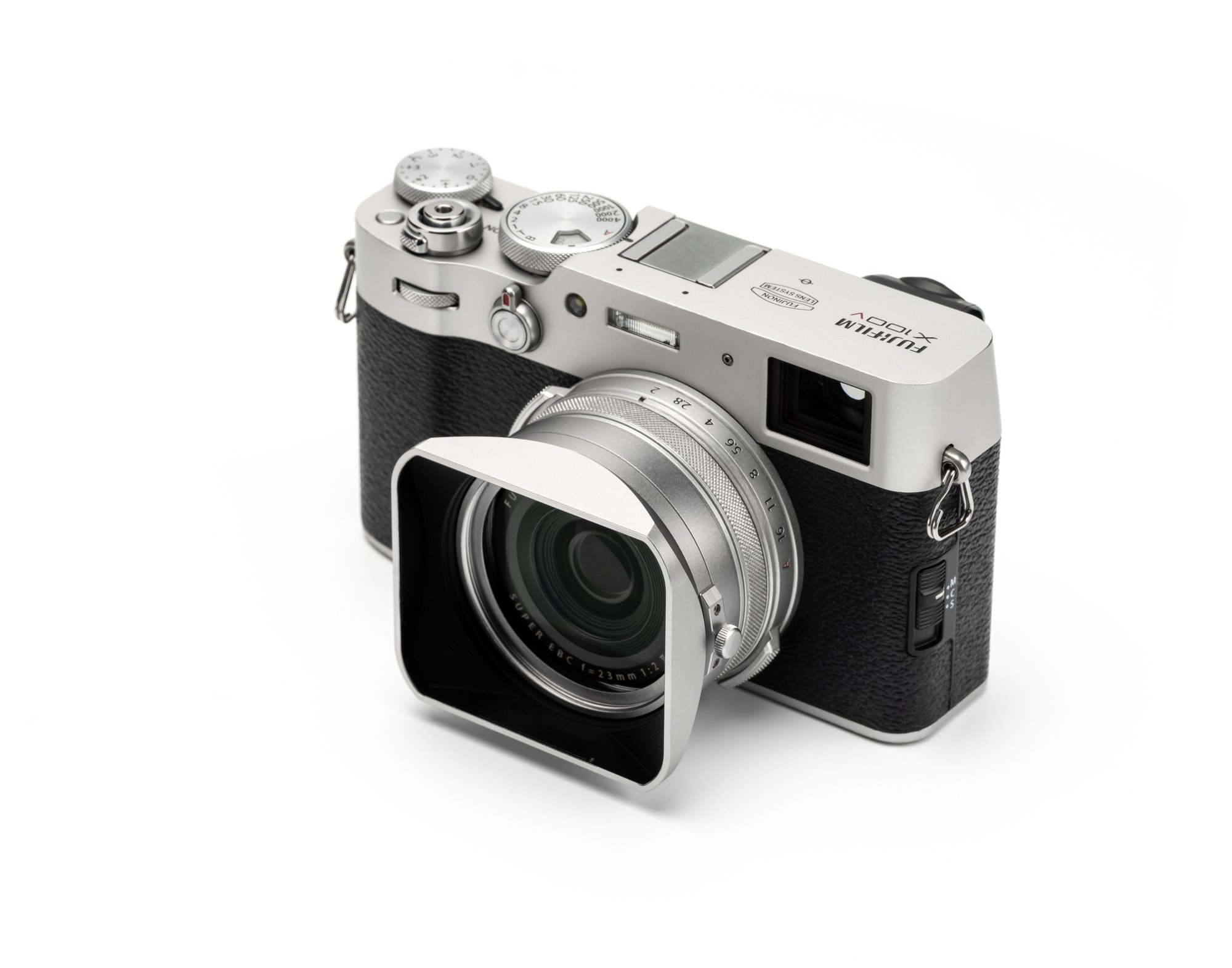 Lens Hood Kit III in Silber montiert an einer Fujifilm X100 Kamera mit eckiger Streulichtblende