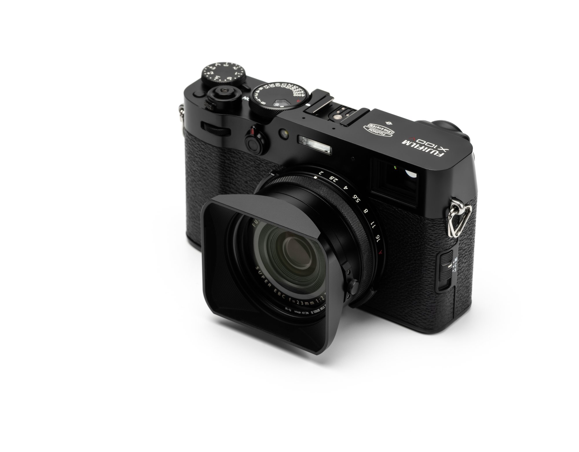 Lens Hood Kit III in Schwarz montiert an einer Fujifilm X100 Kamera mit eckiger Streulichtblende
