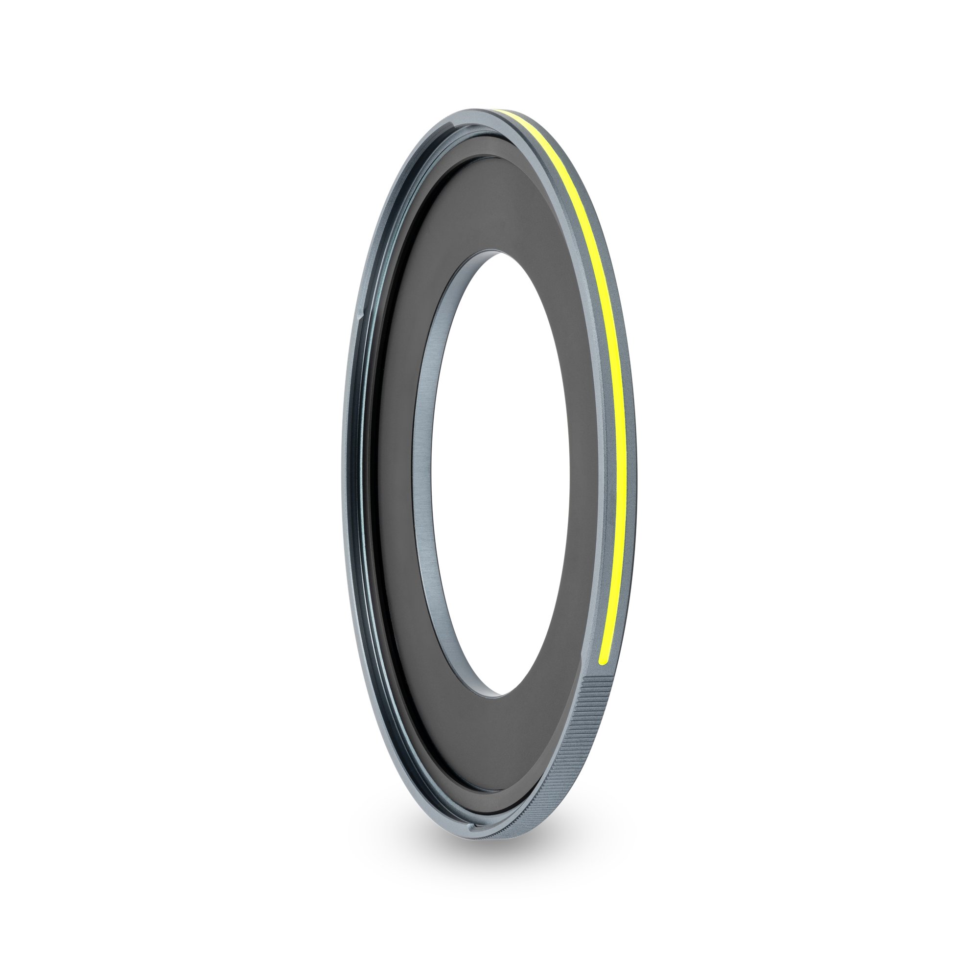 Schräge Ansicht des NiSi JetMag Pro Prolock Luminous Adapterrings (82MAG) mit gut sichtbarer Leuchtmarkierung.