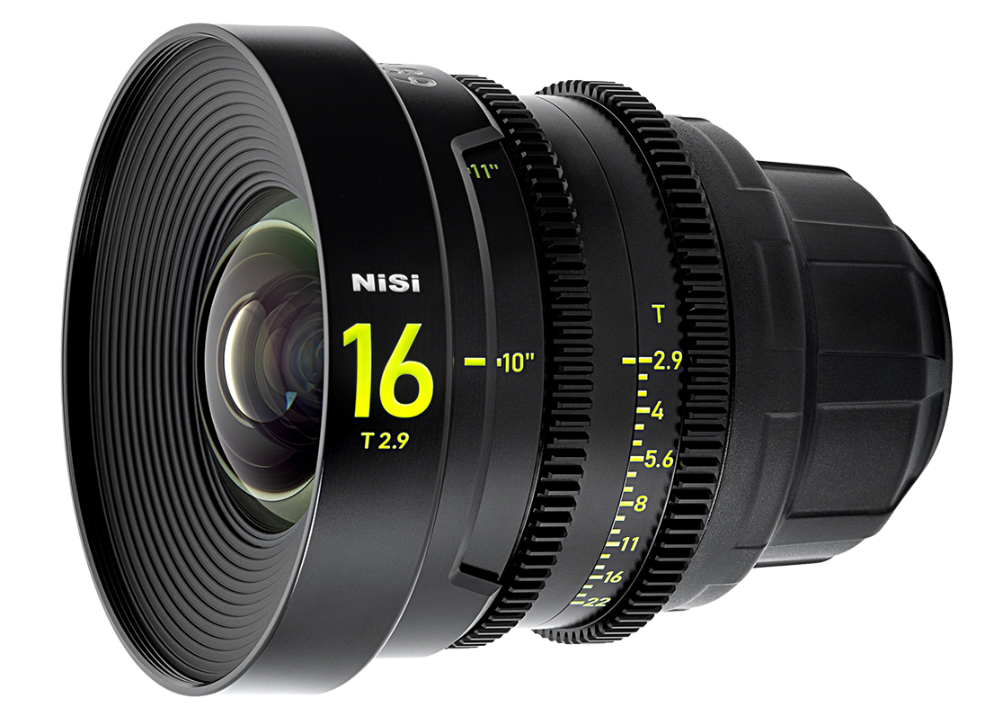 NiSi 65mm Prime 16mm T2.9 Cine-Objektiv in schräger Vorderansicht mit Ultraweitwinkeloptik