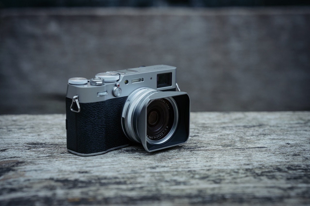 NiSi Lens Hood Kit in Silber auf Fujifilm X100 Kompaktkamera in Silber, Lifestyle Bild