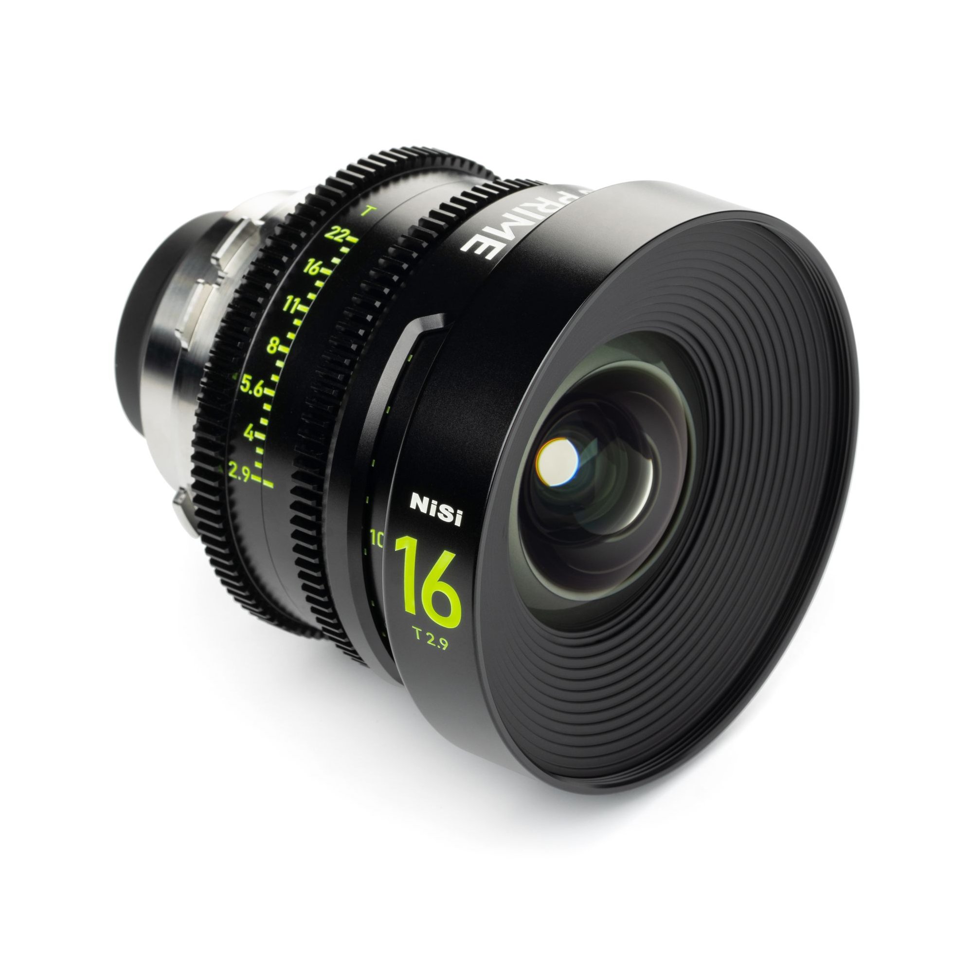 Schräge Produktansicht des NiSi 65mm Prime 16mm T2.9 Cine-Objektivs auf hellem Hintergrund