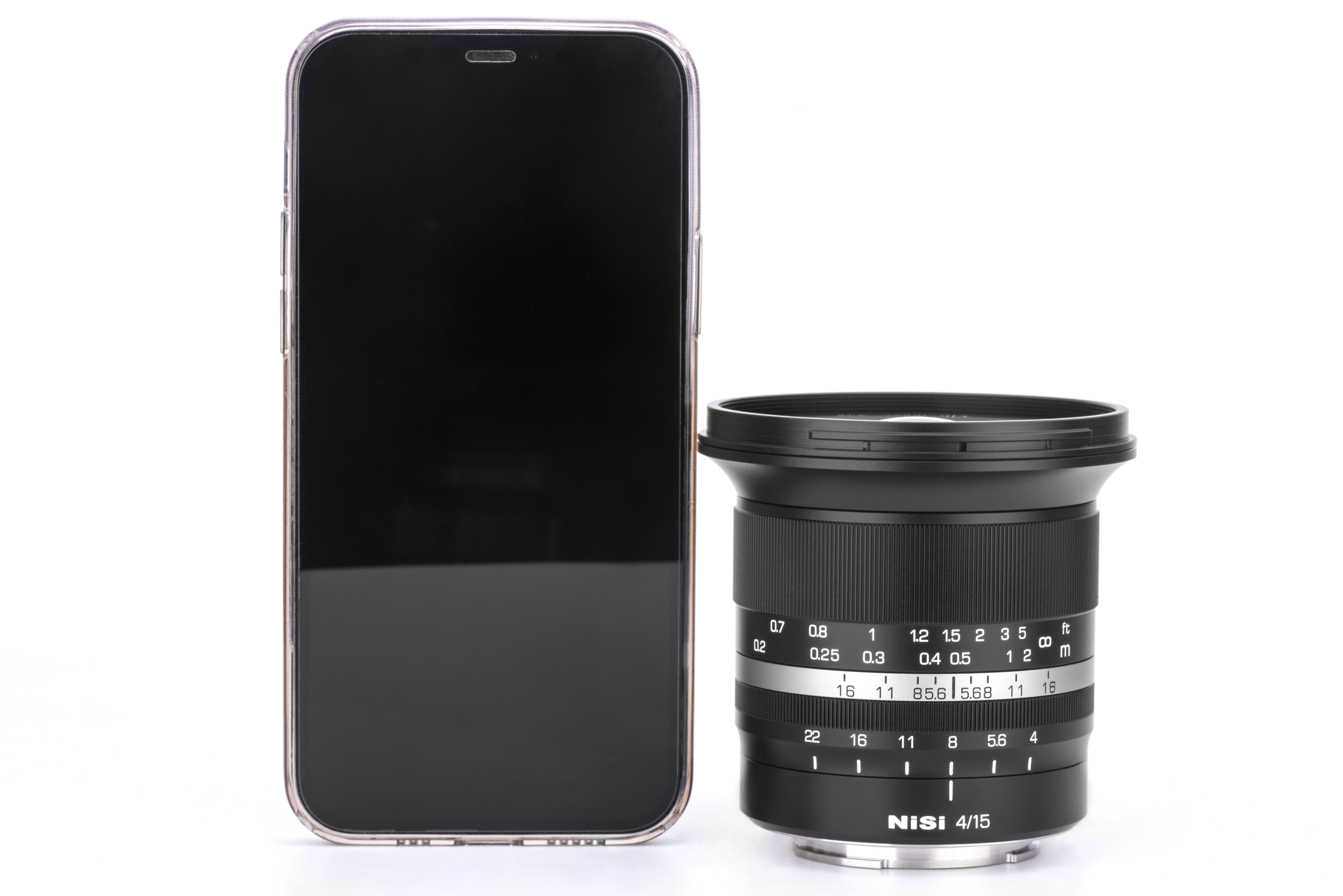 NiSi 15mm F4.0 neben Apple iPhone