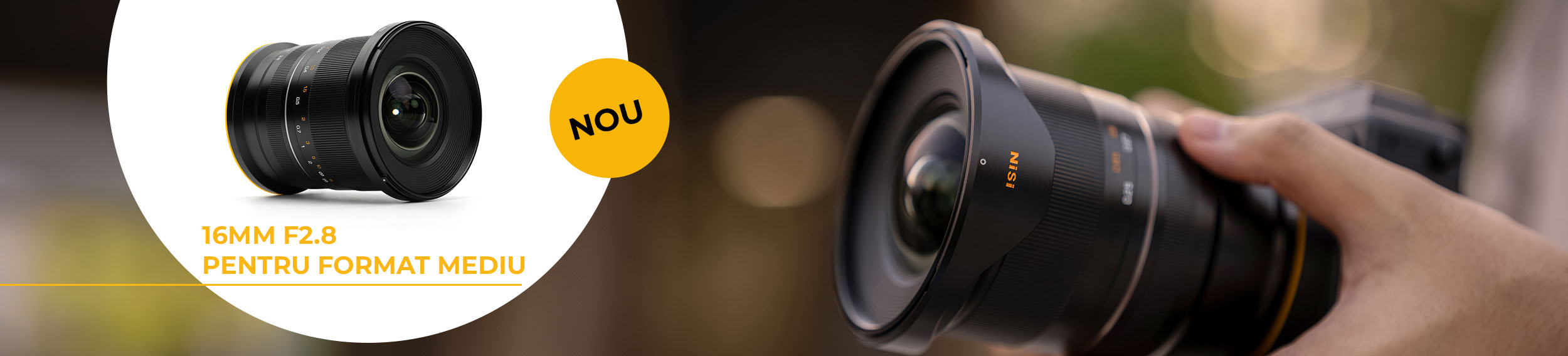 Nou: obiectiv cu unghi larg NiSi 16mm F2.8 pentru format mediu, fotografie de produs și obiectivul pe un aparat foto ținut în mână