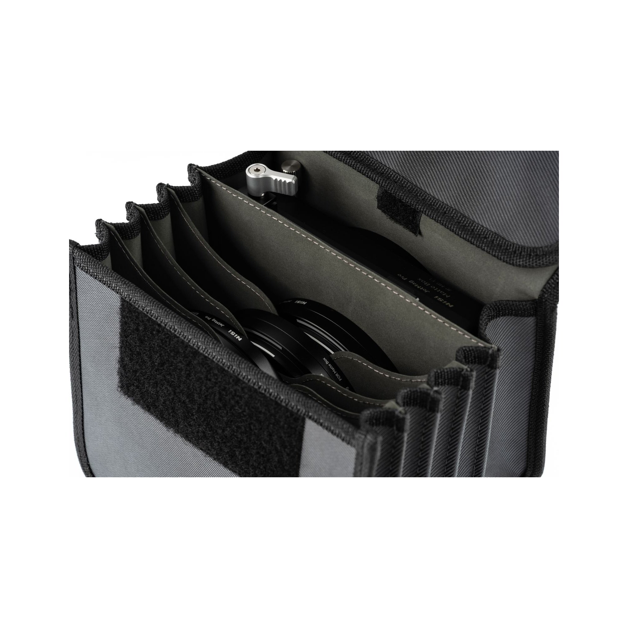 NiSi JetMag Pro Tasche für Matte Box geöffnet mit Innenfächern und eingesetztem Zubehör in Detailansicht