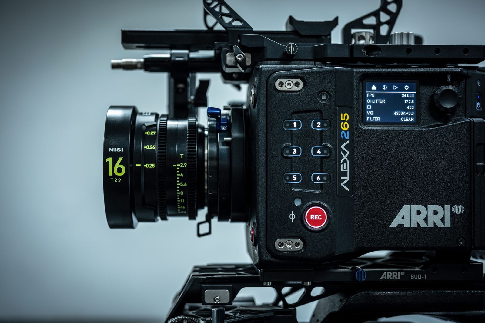 NiSi 65mm Prime 16mm T2.9 Cine-Objektiv an ARRI Alexa 265 Kamerasystem montiert