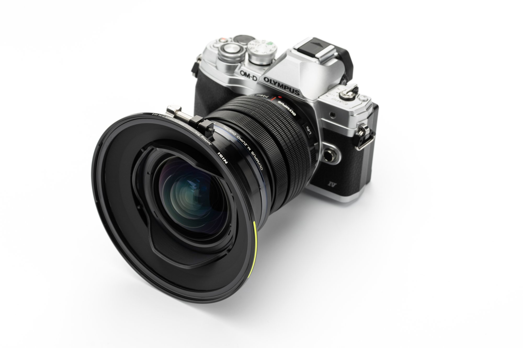 NiSi JetMag Pro Adapter für Olympus 7-14mm F2.8 (MAXMAG) montiert an einem Olympus Kameraobjektiv.