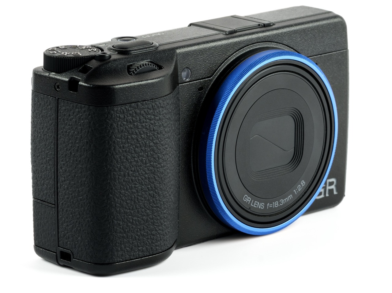 NiSi Ring Cap Kit für Ricoh GR IV, Ringkappe in Königsblau an der Kamera montiert, schräge Frontansicht
