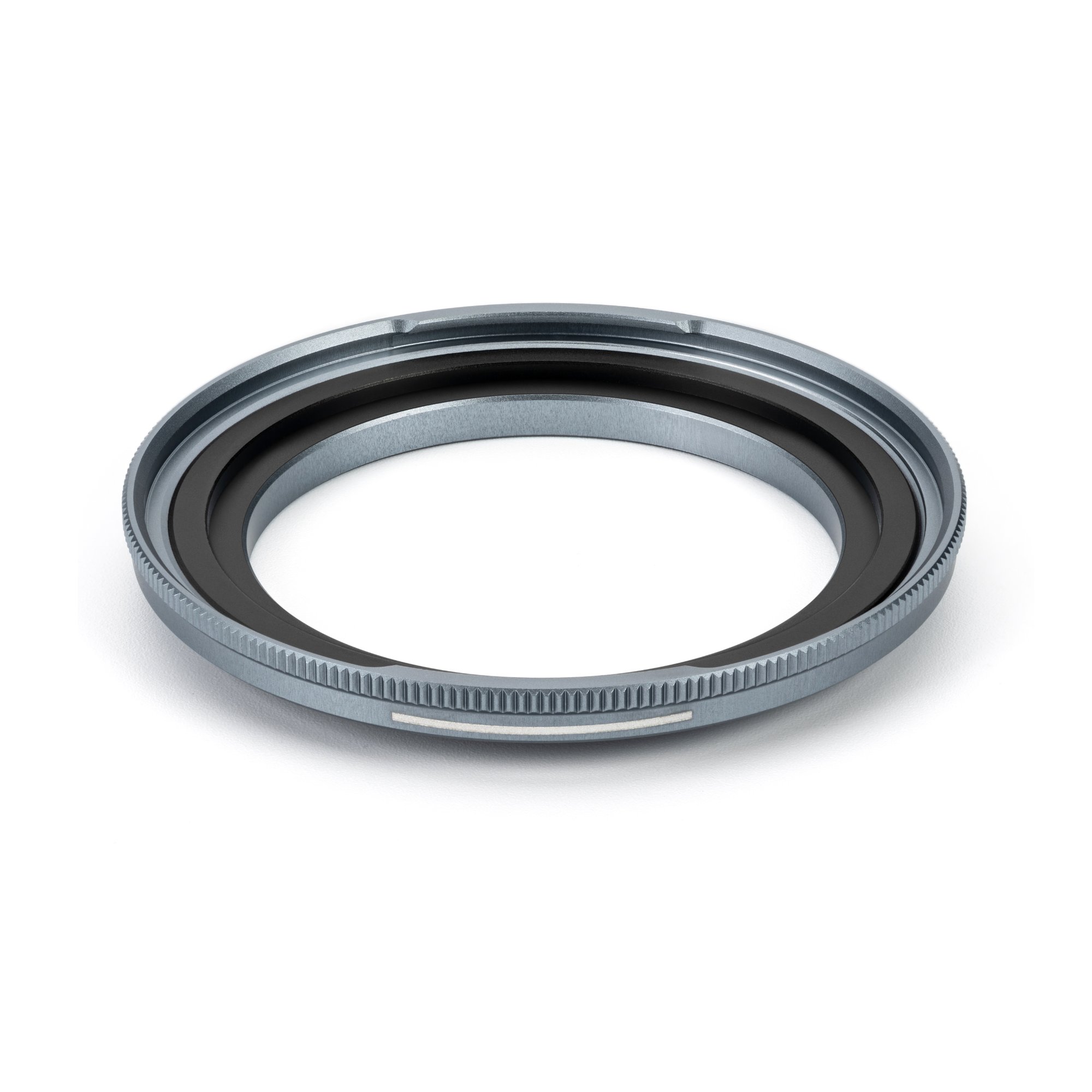 JetMag Pro 43mm Adapterring (49MAG) in schräger Ansicht mit schlankem Metallprofil und magnetischer Filteraufnahme.