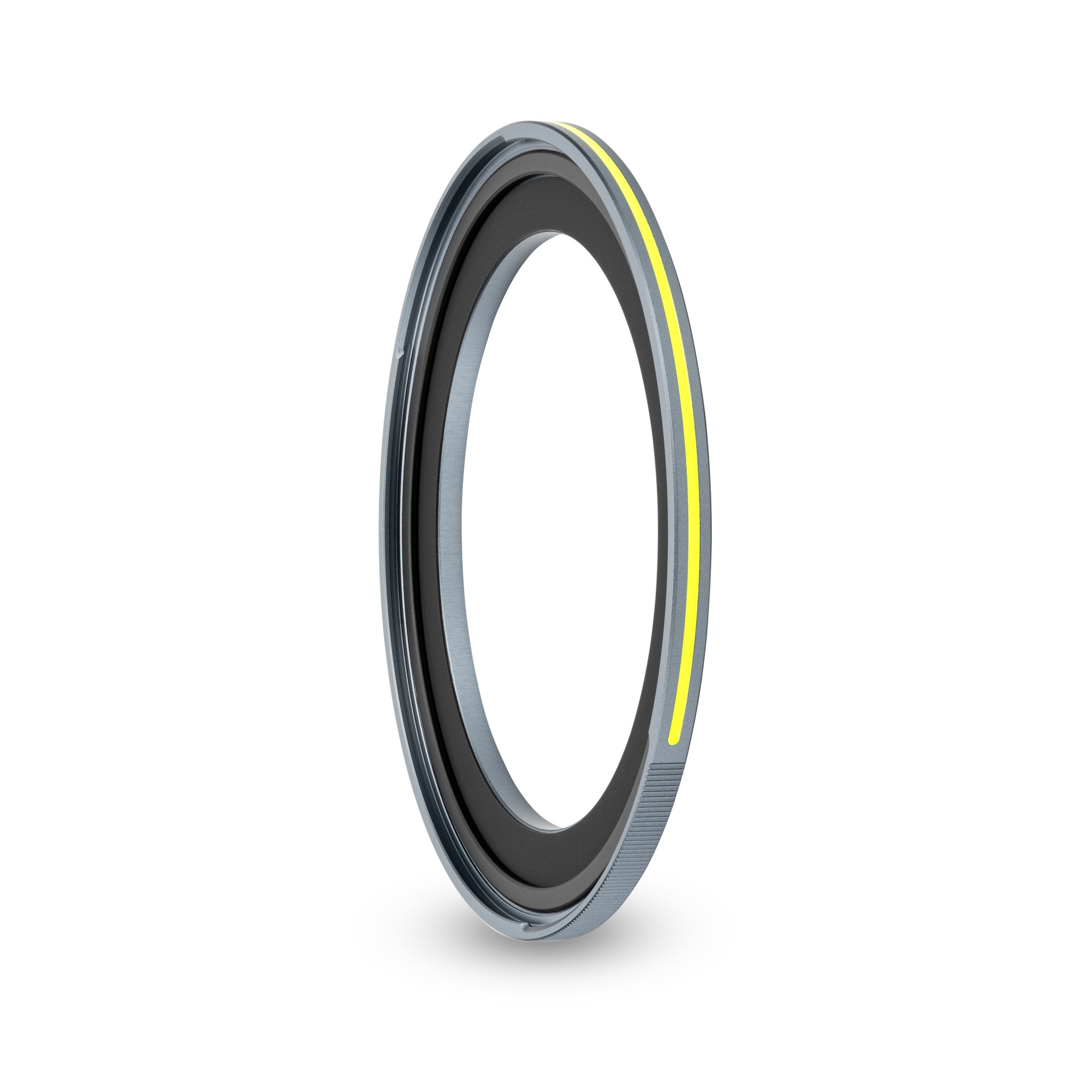Schräge Ansicht des NiSi JetMag Pro Prolock Luminous Adapterrings (82MAG) mit gut sichtbarer Leuchtmarkierung.