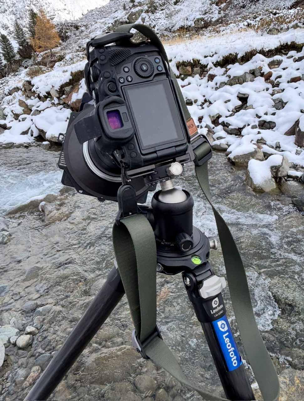 Sigma 14mm F1.8 DG Objektiv mit NiSi Filterhalter an einer Canon EOS Kamera vor verschneiter Bergkulisse.