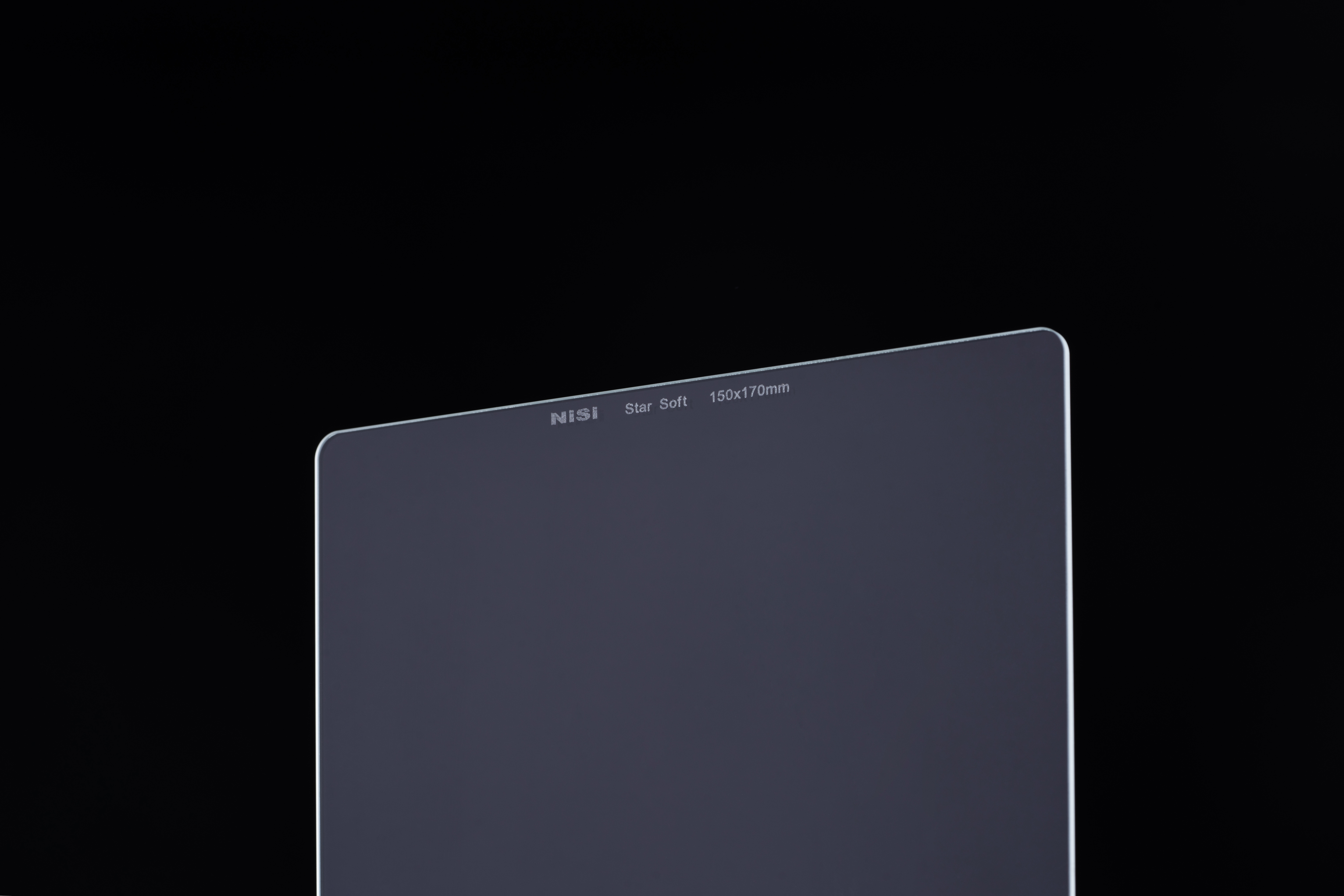 NiSi Star Soft Filter Beschichteter Teil vor schwarzem Hintergrund