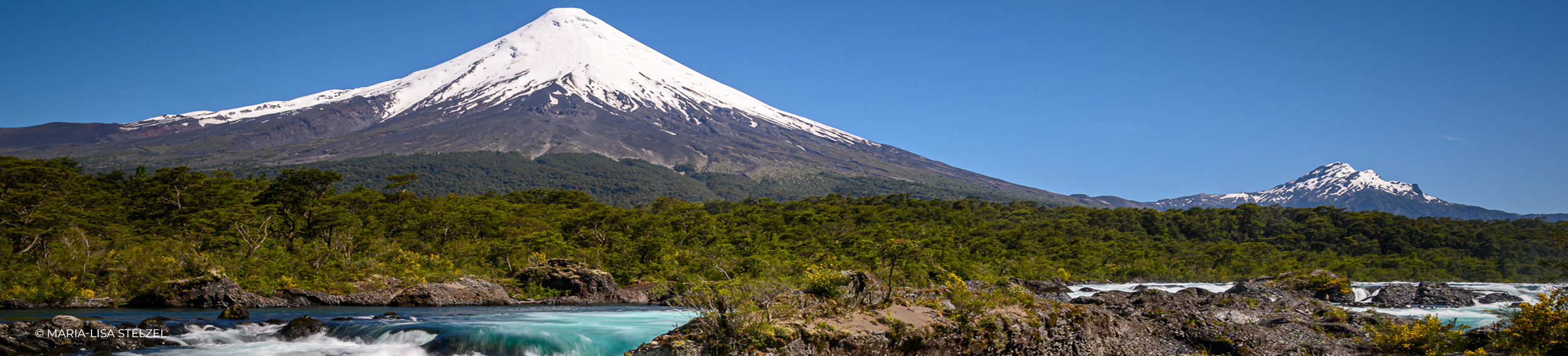 Schneebedeckter Vulkan Osorno über den türkisen Wasserfällen von Petrohué in Chile, Landschaftsfoto von Maria-Lisa Stelzel