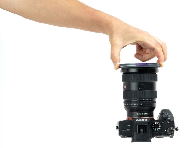NiSi JetMag Pro Star Soft (82MAG) beim Anbringen auf einem Kameraobjektiv mit JetMag-Magnetsystem.