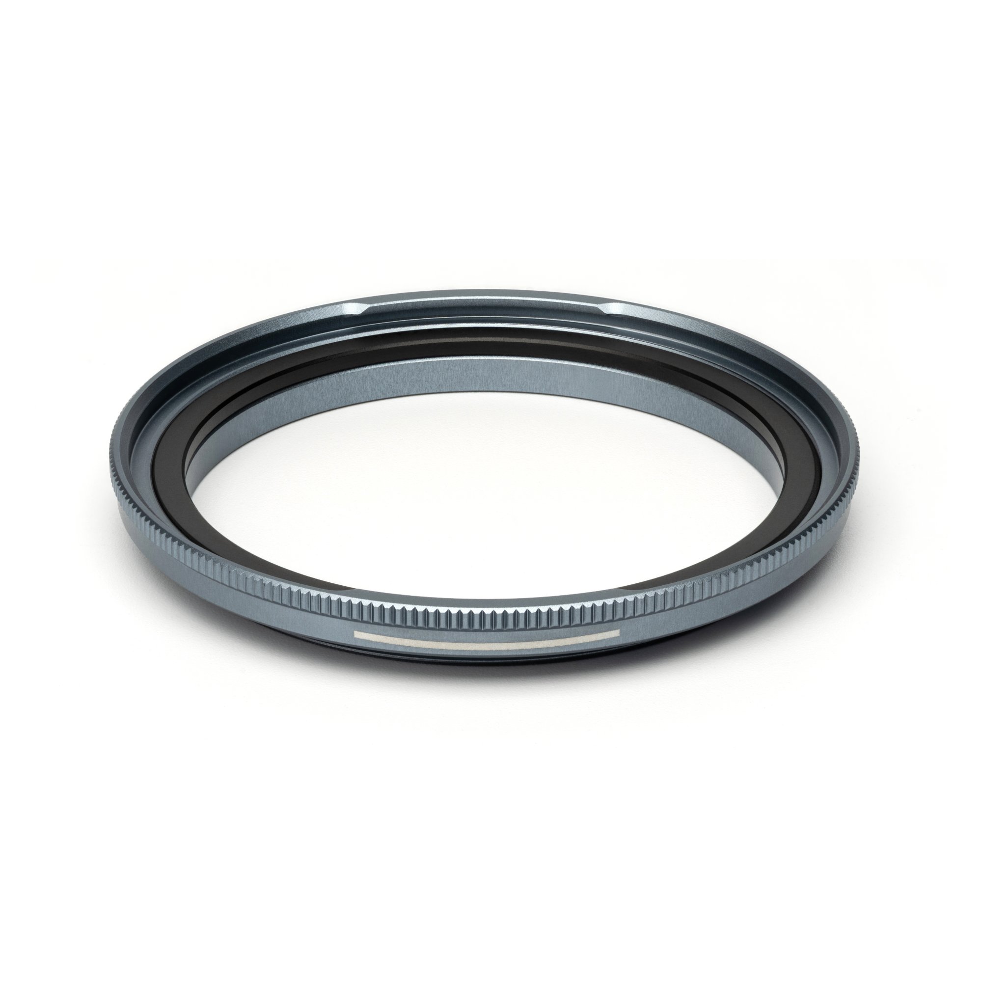 JetMag Pro 49mm Adapterring (49MAG) in schräger Ansicht mit gerändeltem Metallring für Filtermontage.