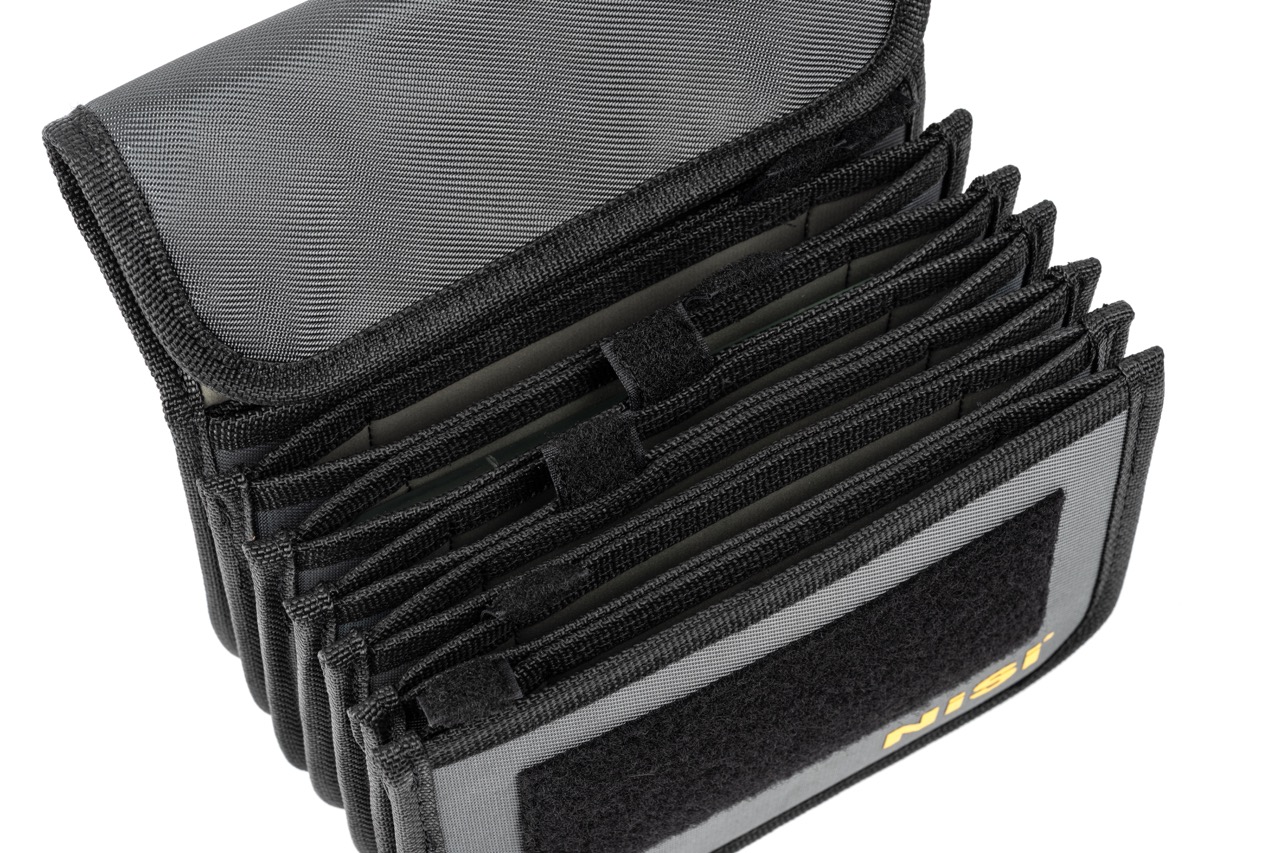 NiSi Cinema Filter Pouch II 4x5.65 – schräge Ansicht der geöffneten Tasche mit gestaffelten Filterfächern