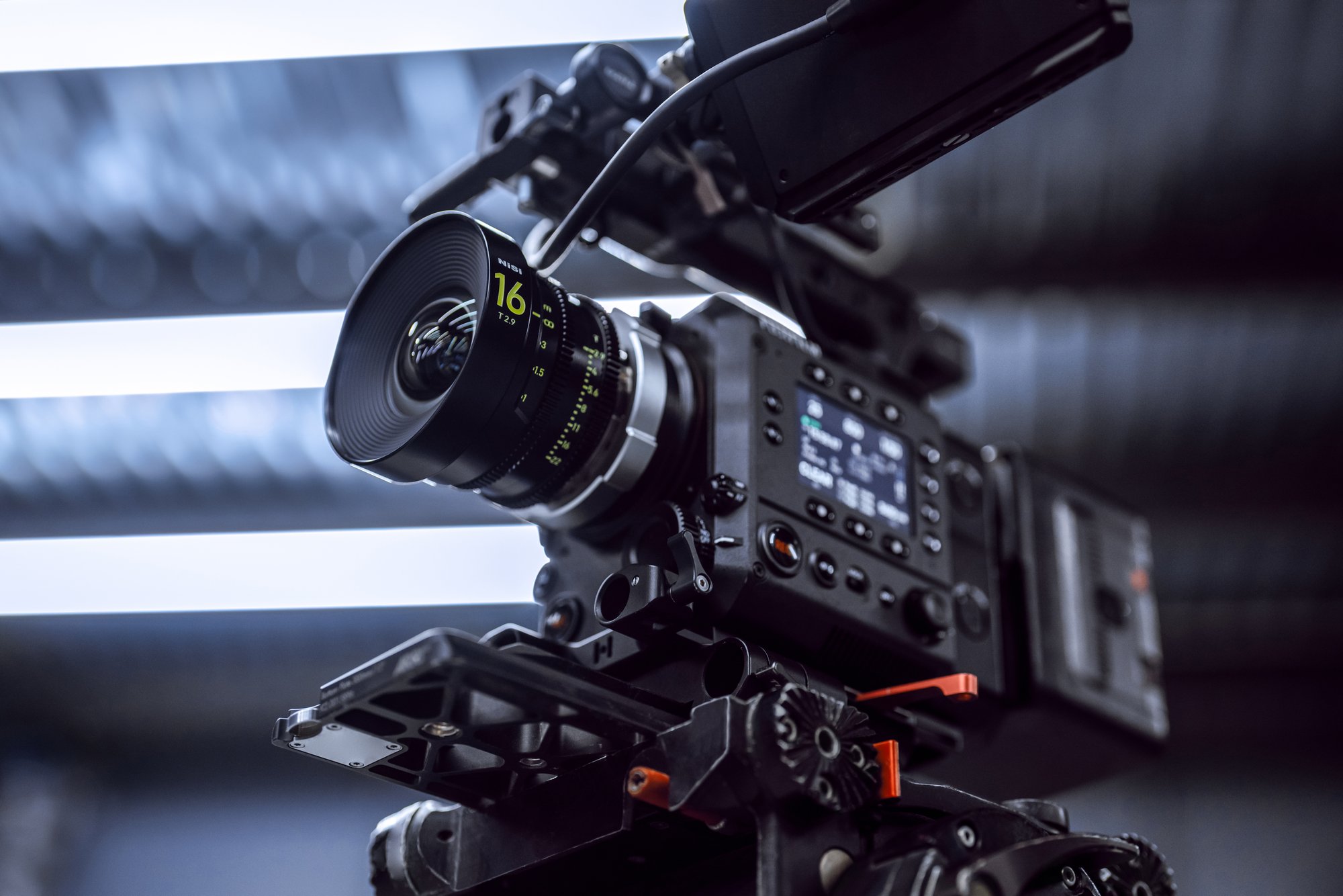NiSi 65mm Prime 16mm T2.9 an Cinema-Kamera im Low-Angle-Rig mit externem Monitor